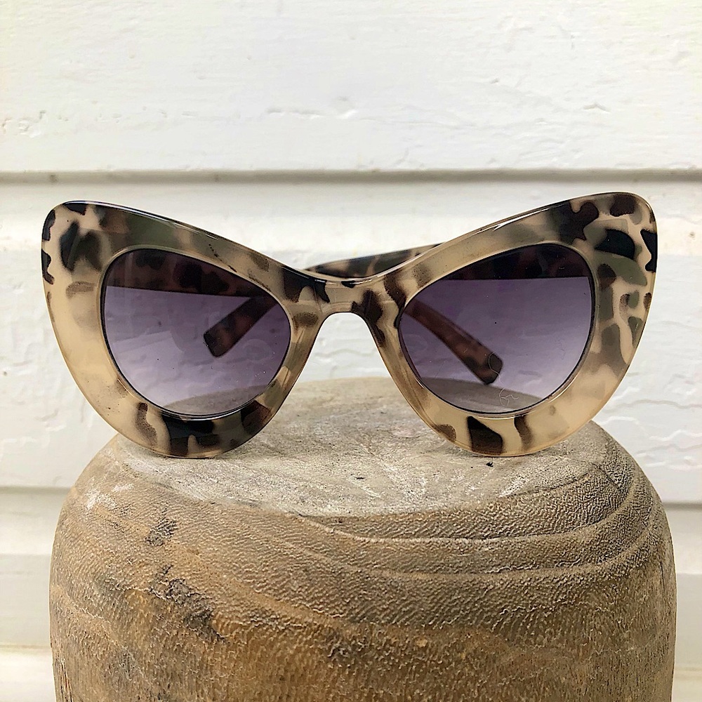 Oversized Exaggerated Retro Cat Eye Sunglasses with Brown Marble Frames